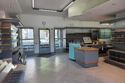 Negozio in vendita, Via Turati, Erba