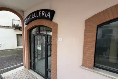 Negozio in vendita, Piazza Salvador Allende, Nereto