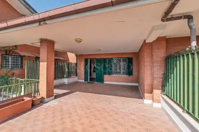 Villa in vendita, Via Torre Pellice, Roma