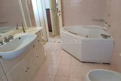 Casa in vendita, Via Valdagno, Roma