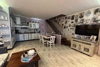 Villino a Schiera in vendita, Via Bedollo, Roma