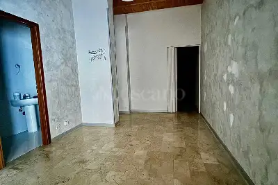 Negozio in affitto, Via Due Principati, Avellino