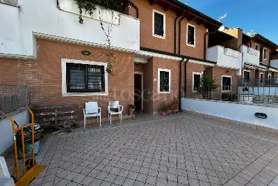 Villino a Schiera in vendita, Via Solopaca, Roma