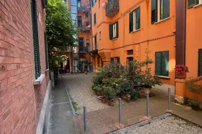 Casa in vendita, Via Castiglione, Bologna