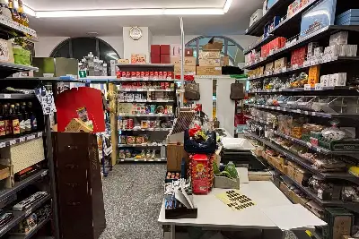 Negozio in vendita, Strada Maggiore, Bologna