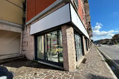 Negozio in vendita, Via Giuseppe Garibaldi, Villa Carcina