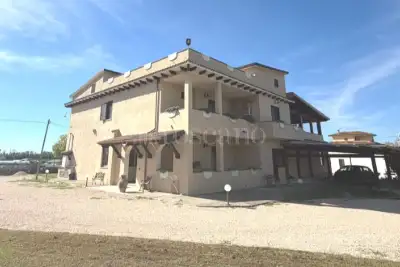 Villa in vendita, Via Le Ferriere, Latina