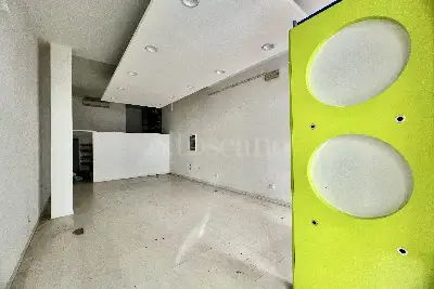 Negozio in vendita, Piazza Matteotti, Desenzano del Garda