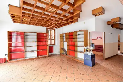 Negozio in vendita, Via Montello, Cantù