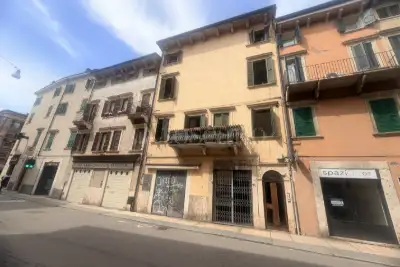 Negozio in affitto, Via Giosuè Carducci, Verona