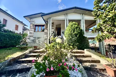 Villa in vendita, Via Pratomaggiore , Desenzano del Garda