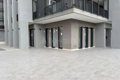 Negozio in affitto, Viale Gianluigi Bonelli, Roma