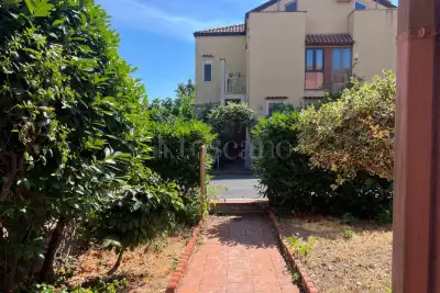 Villino a Schiera in vendita, Via Salvatore Quasimodo, Valverde
