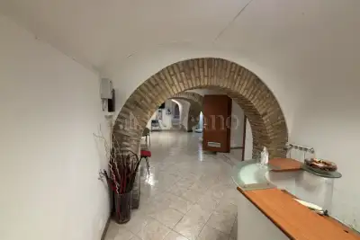 Negozio in vendita, Piazza Ippolito Nievo, Roma