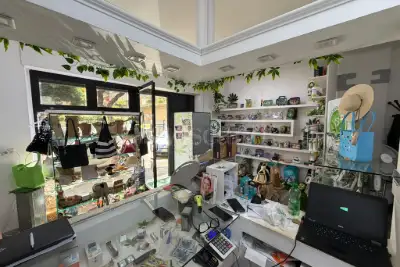 Negozio in vendita, Via dei Panfili, Roma