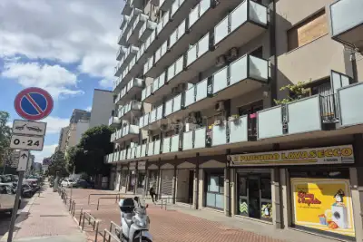 Negozio in affitto, Viale delle Alpi, Palermo