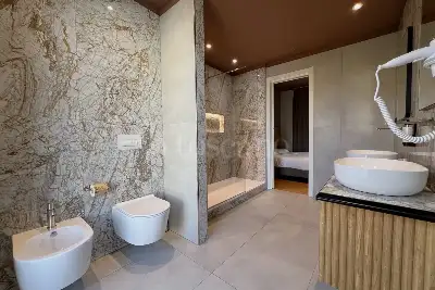 Albergo in vendita, Via Lazzarini, Sirmione