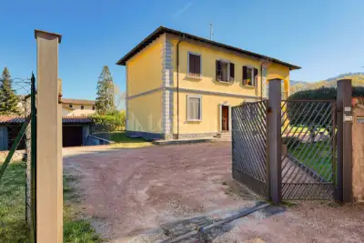 Villa Bifamiliare in vendita, Via della Repubblica, Bisuschio