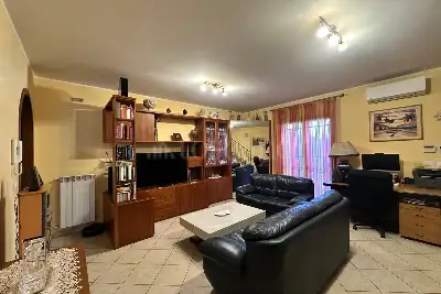 Villino a Schiera in vendita, Via Roma, San Pietro Clarenza