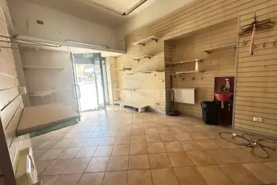 Negozio in affitto, Via Tuscolana, Roma