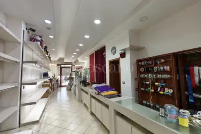 Negozio in affitto, Viale Commenda, Brindisi