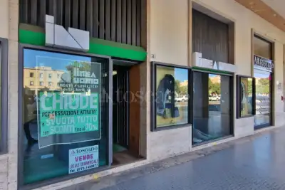 Negozio in vendita, Piazza della Libertà, Latina