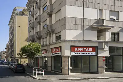 Negozio in affitto, Viale dello Statuto, Latina