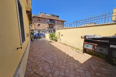 Villa in vendita, Via Rumenia , Pomezia