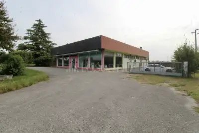 Negozio in vendita, Via Costantini, Fiume Veneto