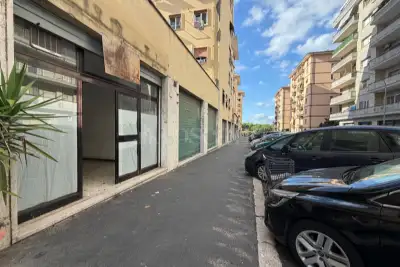 Negozio in vendita, Via Calpurnio Pisone, Roma