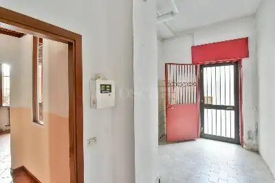 Negozio in vendita, Via Montello, Cantù