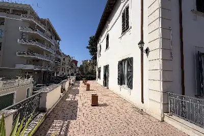 Palazzo in vendita, Via Casalmonferrato, Roma