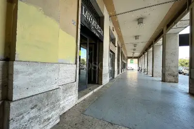 Negozio in affitto, Piazza della Libertà, Latina