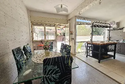 Villino a Schiera in vendita, Via Lago di Como, Pomezia