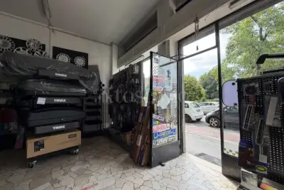 Negozio in vendita, Largo Giambellino, Milano