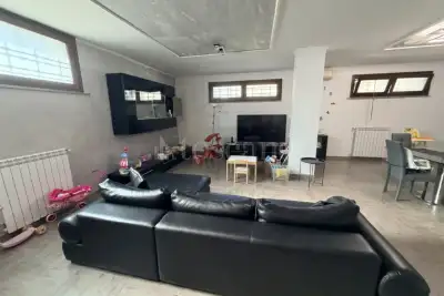 Casa Indipendente in vendita, Via Treviso, Pomezia