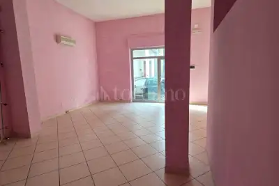 Negozio in vendita, Via IV Novembre, Loreto Aprutino