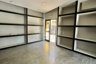 Negozio in affitto, Via Re Manfredi, Atripalda