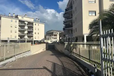 Box in vendita, Viale Alfredo Zambrini, Roma