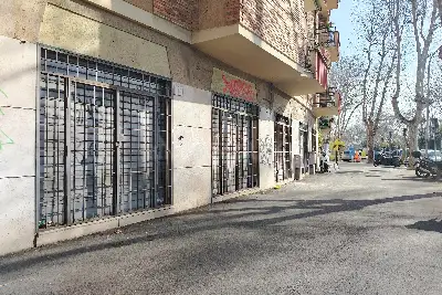 Negozio in affitto, Lungotevere degli Inventori, Roma