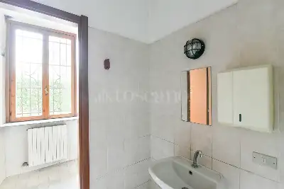 Negozio in vendita, Via Montello, Cantù