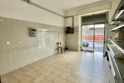 Negozio in affitto, Via Francesco Tedesco, Avellino