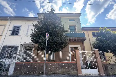 Villino a Schiera in vendita, Via Edmondo de Amicis, Prato