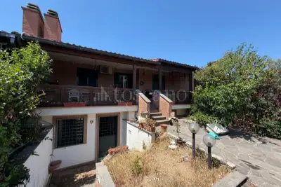 Villino a Schiera in vendita, Via Ipparco di Nicea, Roma