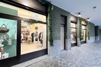 Negozio in vendita, Via Fratelli Fraschini n. 2, Milano