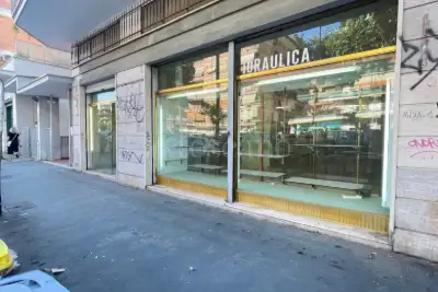 Negozio in affitto, Viale Giulio Agricola, Roma