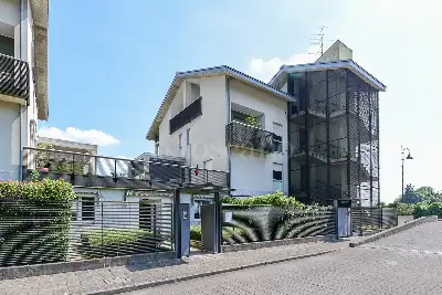 Casa in vendita, Via Riazzolo, Erba