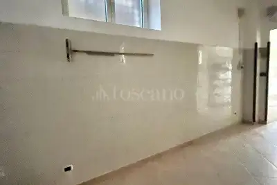 Negozio in affitto, Via Francesco Tedesco, Avellino