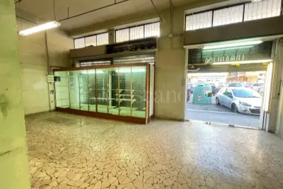 Negozio in affitto, Viale Giulio Agricola, Roma