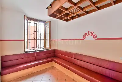 Negozio in vendita, Via Montello, Cantù